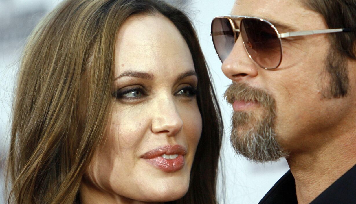 Расстались ли Питт и Джоли. Джоли смотрит на пита. Джонни Депп и Анжелина Джоли целуются. Почему расстались Джоли и Брэд Питт.