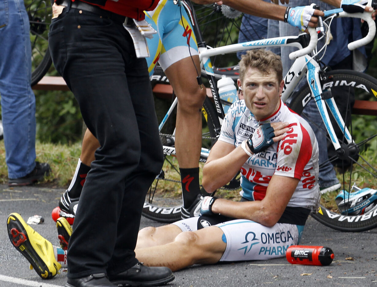 Нога велосипедиста после. Велогонщик Янез Брайкович. Тур де Франс ноги гонщика.