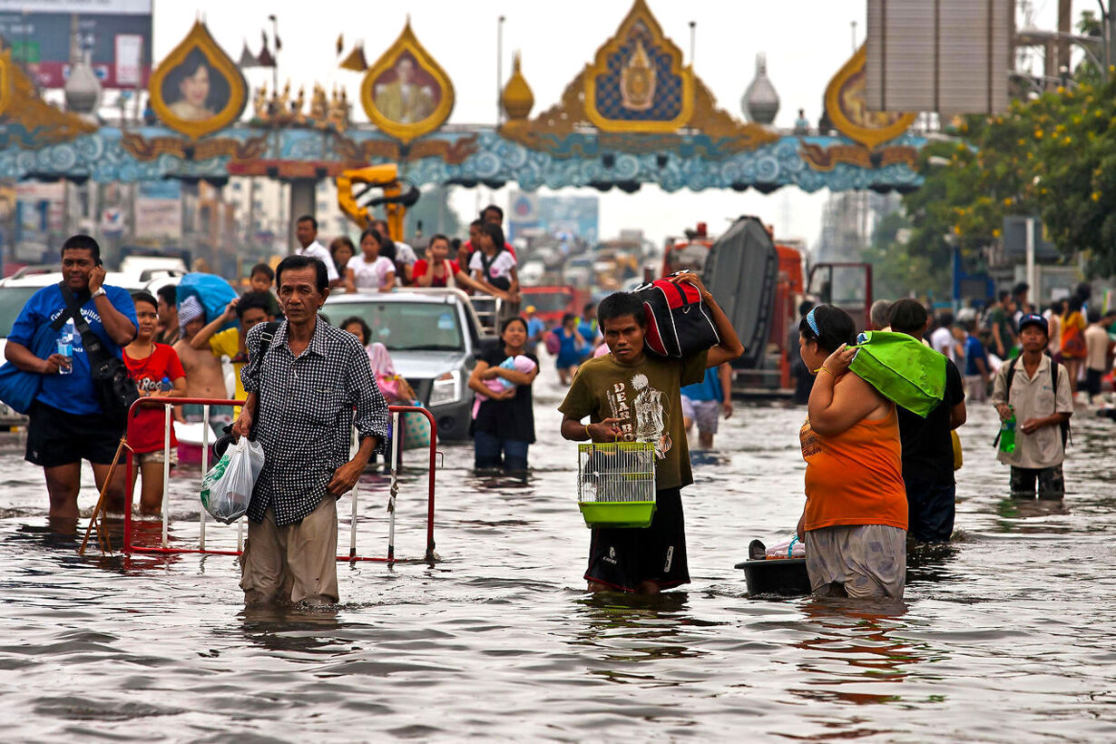 Прогноз тайцы. Наводнение в Тайланде 2011. Yfdjlytybt d nfbkfyl 2011. Наводнение в Тайланде. Наводнение в Бангкоке.