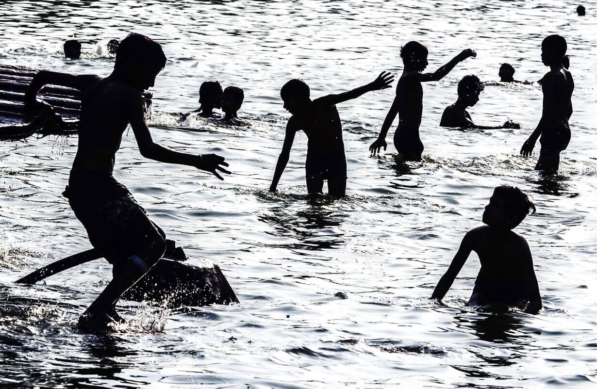Водный сильный слабый. Маленькие жители воды. Дети в жару в тени картинка для детей. Мальчик закончилась вода. Schoolchildren Bathe in the River.
