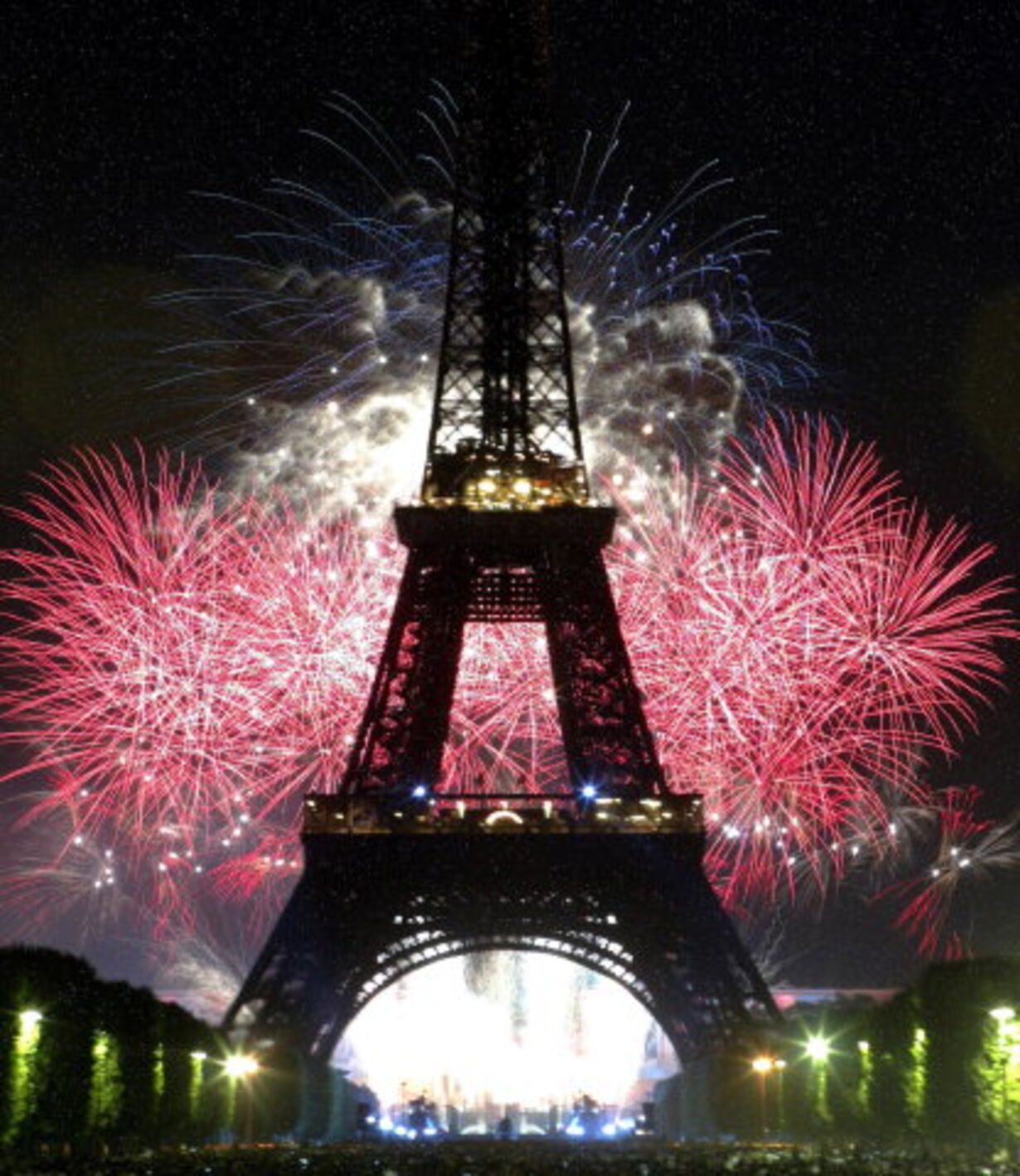French celebration. Эйфелева башня салют. Ночной салют в Париже. Гиф салют и Эйфелева башня. День взятия Бастилии картинки.