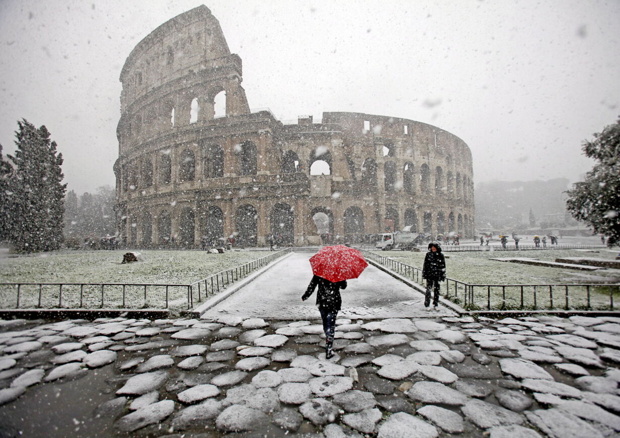 Погода в риме италия. Заснеженный Колизей Рим. Дождь в Риме. Рим зимой. Зима в Риме.