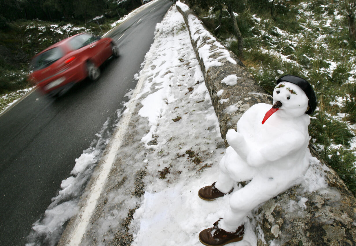 Снег смешная картинка. Смешные Снеговики. Креативный Снеговик. Суровый Снеговик. Снеговик из снега прикольный.