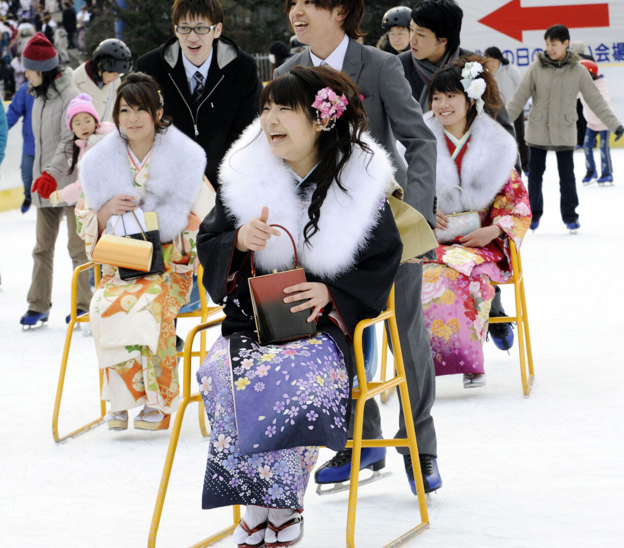 Часы время япония. Совершеннолетие в Японии. Японский зимний праздник. Япония сейчас. Япония люди.