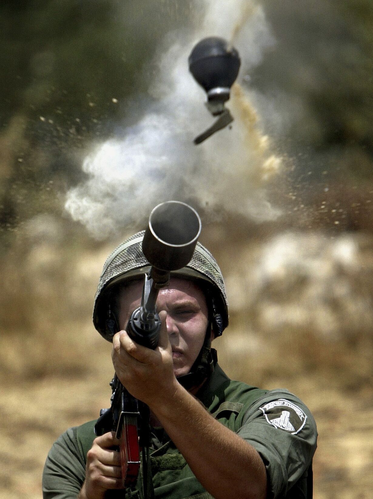 Человек с гранатометом. Военный фотокорреспондент. Военный фотограф. Солдат с гранатометом.