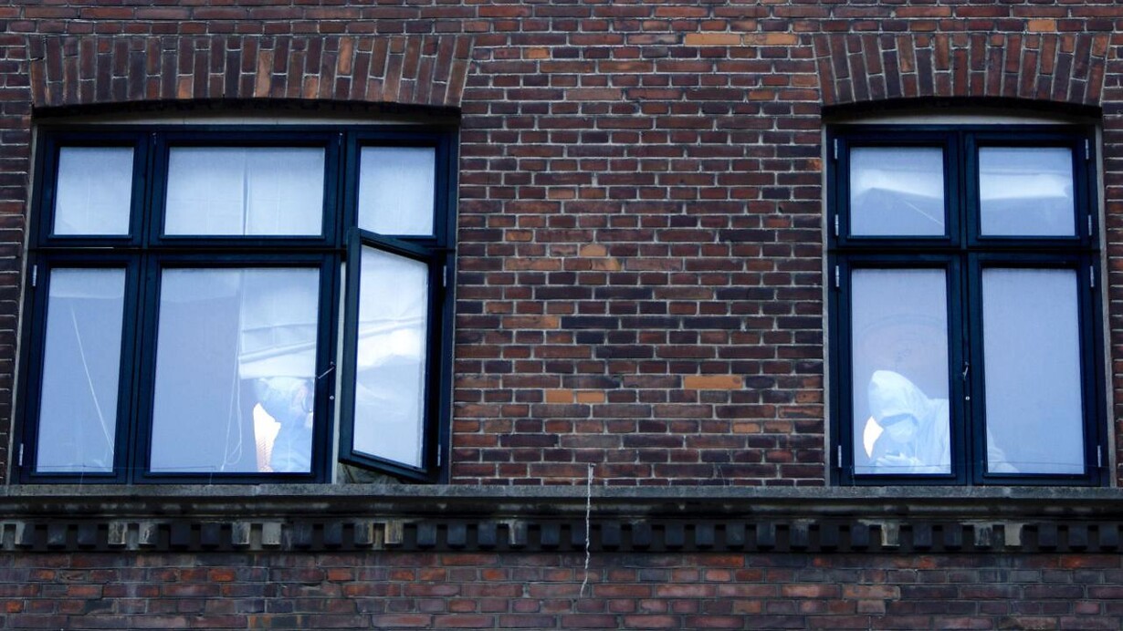 blæser vinduer ud i lejlighedskompleks