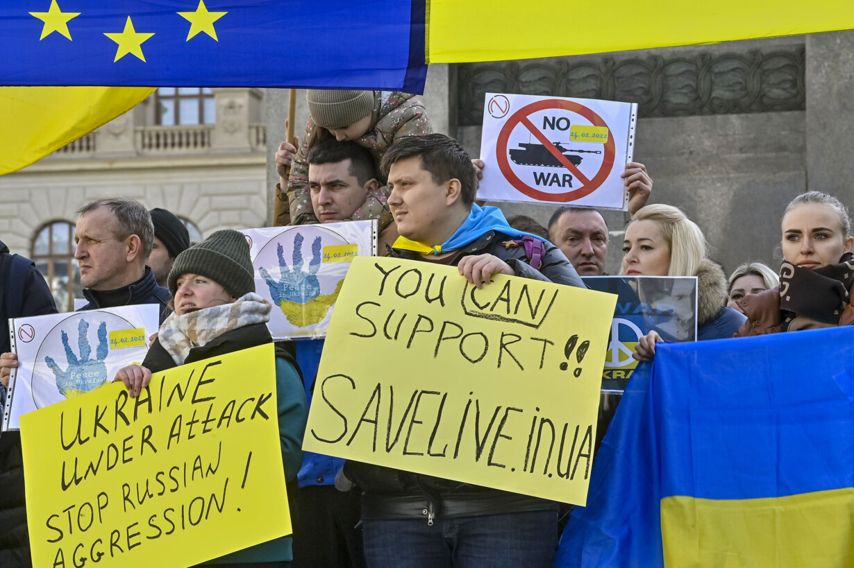Европа против украины. Митинги в Европе. Митинги в Европе Украина. Украинские демонстрации в Европе. Антивоенные митинги в Европе.