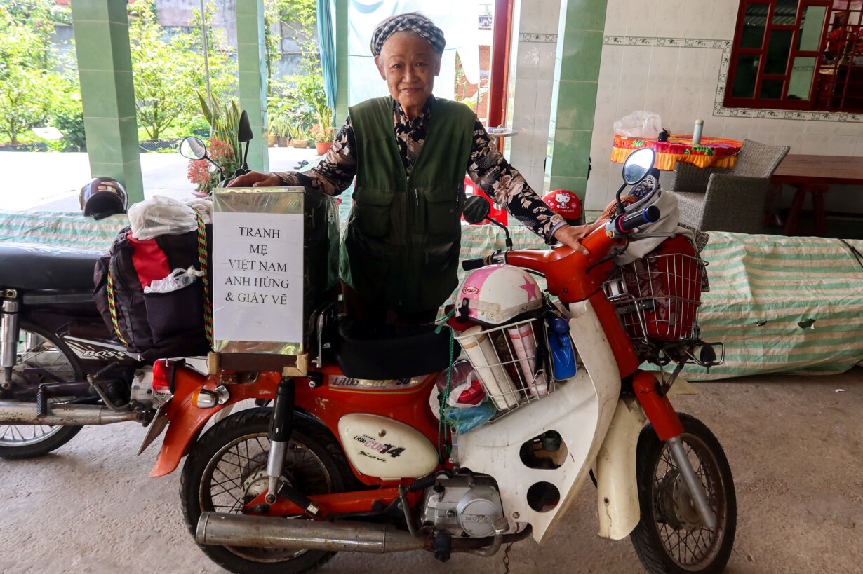 Bedst letvægt Aske 75-årig rejser Vietnam tynd på motorcykel: Vil male krigens mødre