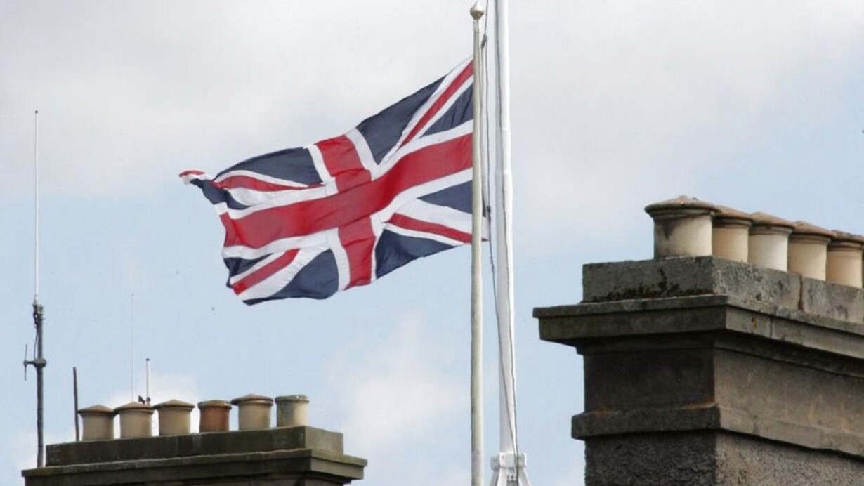 Почему в британии приспущены флаги. Приспущенный флаг Великобритании. Приспущенный флаг. В Лондоне приспустили флаги. Приспущены флаги в Великобритании сегодня.