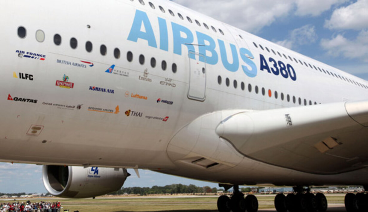 Куда прибывают. Airbus a380 Аэрофлот. Аэробус а380 s7. Airbus 380 крыло.