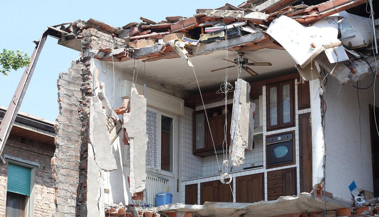 Дома после землетрясения. Землетрясение в квартире. Квартира после землетрясения. Повреждения зданий.