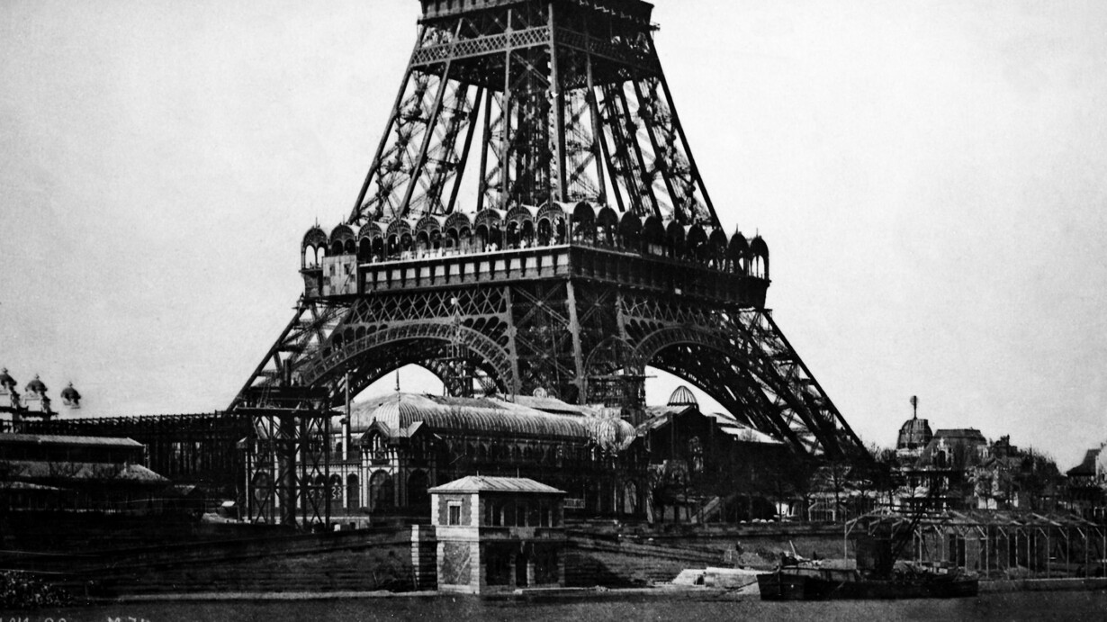 1889 история. 12. 1887-1889 Постройка Эйфелевой башни\. 1887 Год Франция. Париж 1880. Возведение Эйфелевой башни в 1888 году.