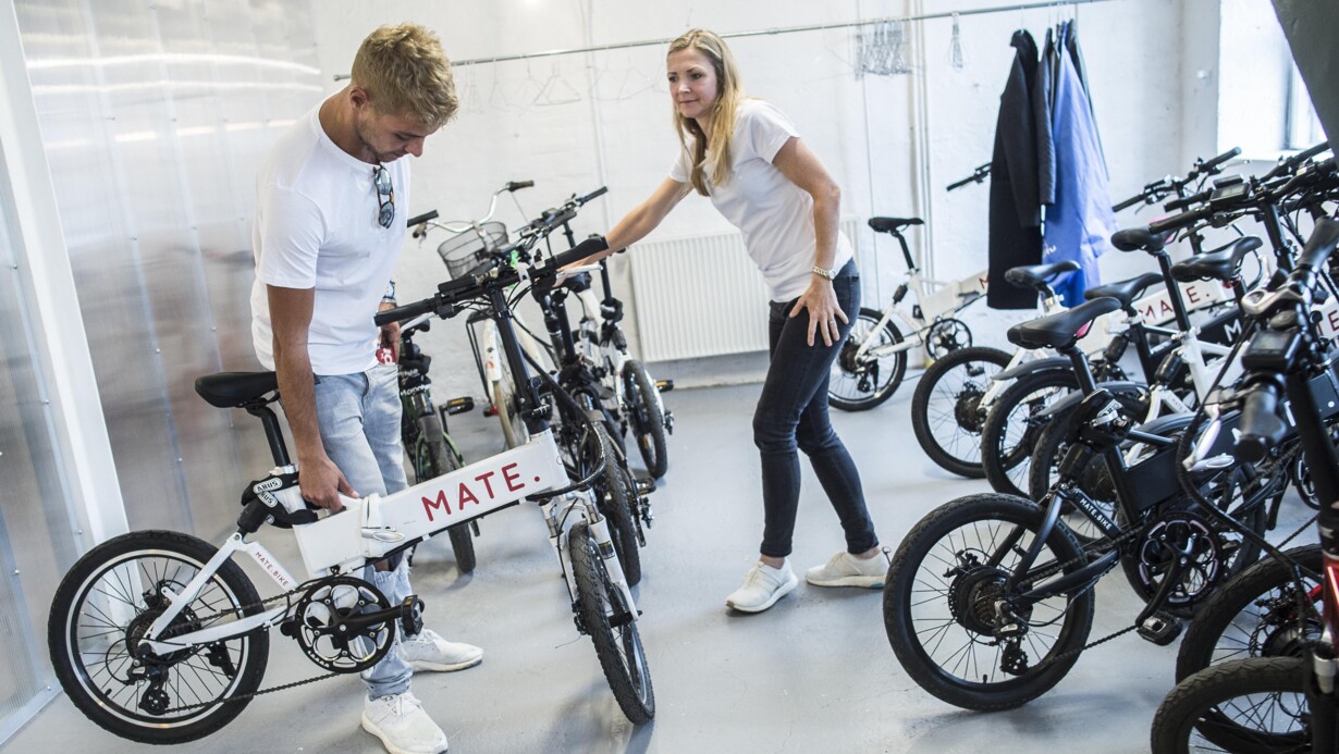 Delegation barbering bur Kunderne står i kø til hypet dansk cykel: Men den må ikke køre på vejene i  Danmark